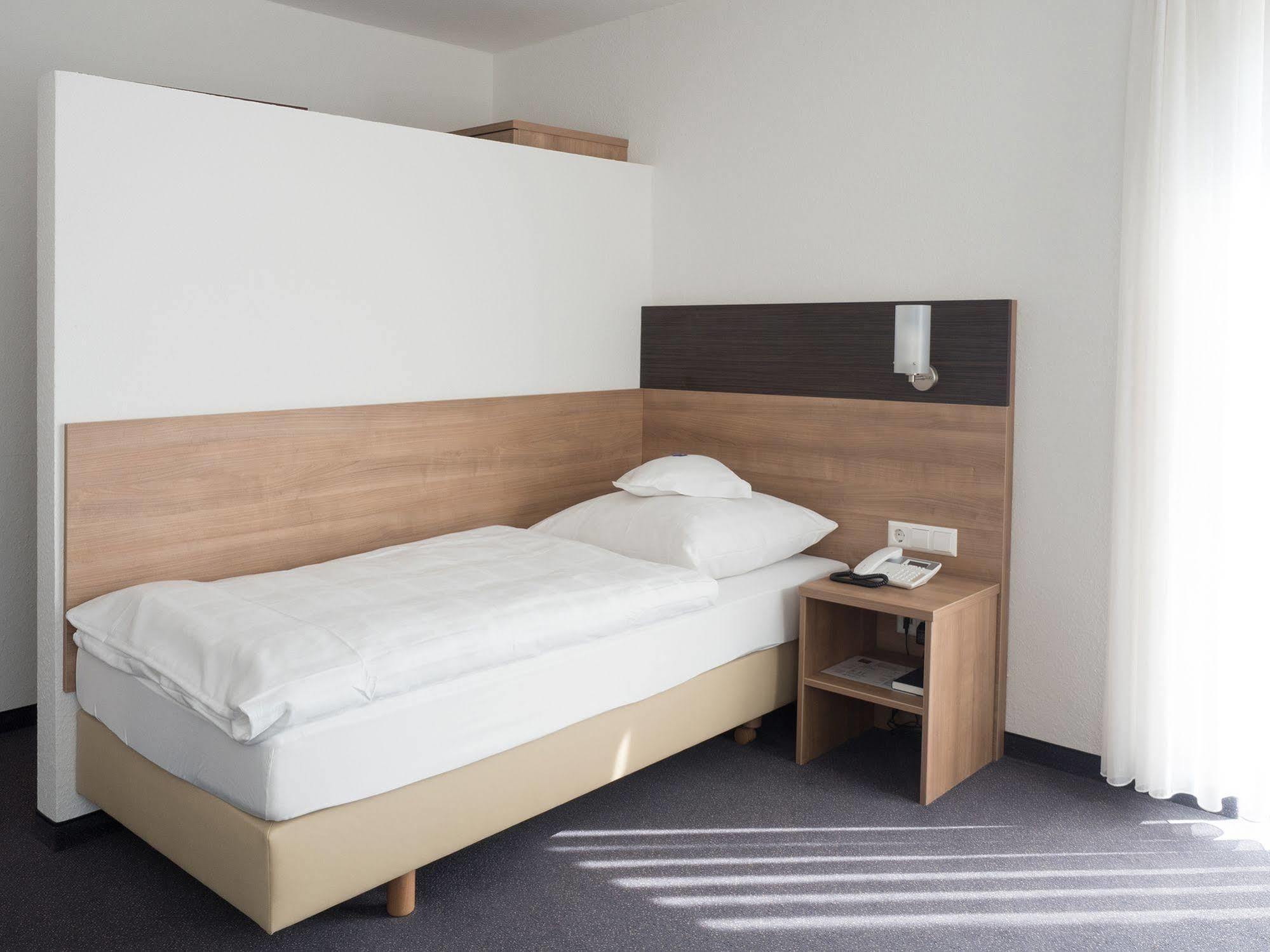 Martins Klause Airport Messe Hotel - Self Check-In - Air Conditioning Leinfelden-Echterdingen Exterior foto